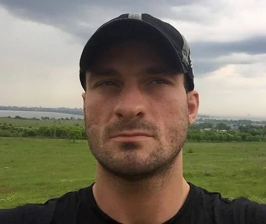 Арестуваха Петър Низамов за клипа с вързаните бежанци