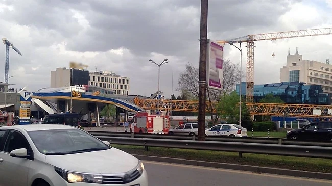 На кого е падналият днес кран?