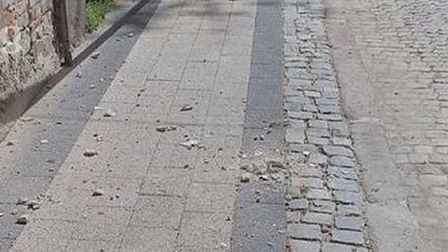 Тухла и мазилка паднаха върху осемесечно бебе в Пловдив 