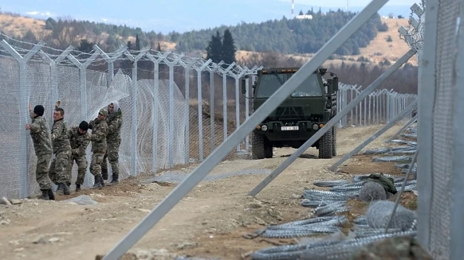 Изграждат оградата на границата без обществена поръчка