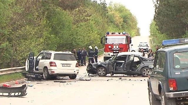 Тежка катастрофа край Добрич, двама загинаха