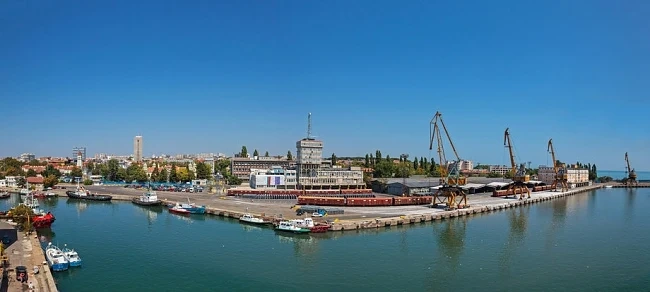 Товарни кораби се насочват към български пристанища