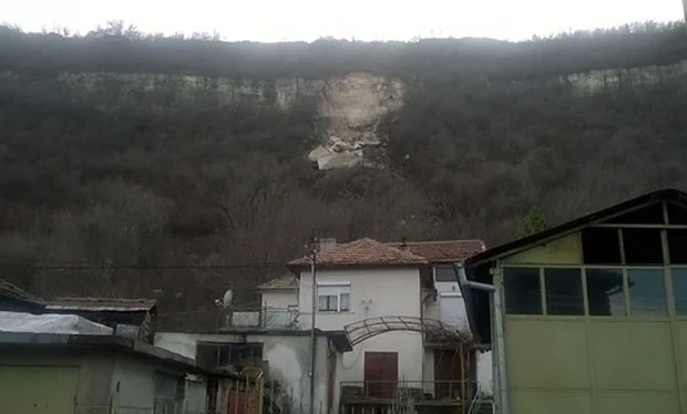 Обезопасиха десетки тонове скали в Провадия