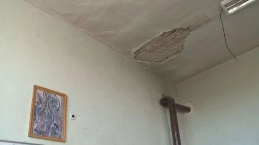 Отцепи се и падна част от тавана в класна стая