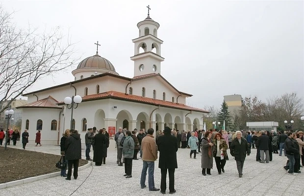 Опашки от миряни пред църквите