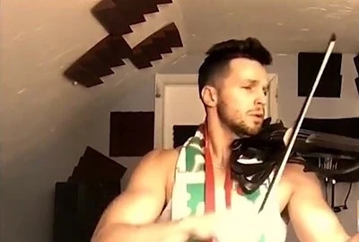 Българин покорява сцената с електрическа цигулка 