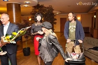 Елена Йончева се появи с бебето на юбилея на Станишев