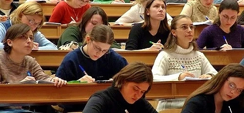 Бивш зам.-министър орязал евростипендиите на студентите