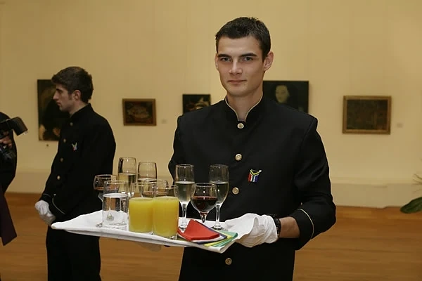 Хотелиери искат ученици за сервитьори