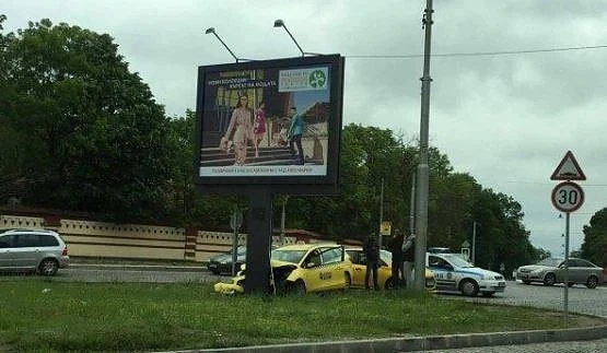Такси се размаза в билборд в София