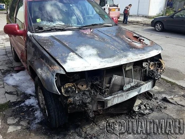 Запалиха с коктейл „Молотов” джип в Бургас