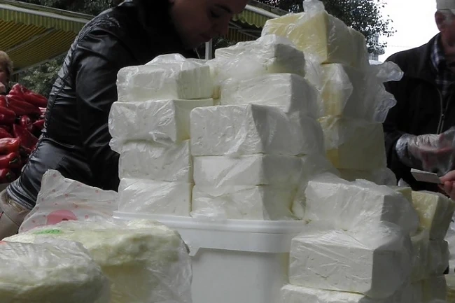 Продават ни сирене с лепило