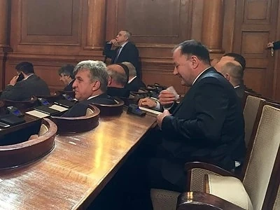 Миков седна в стола на Кадиев