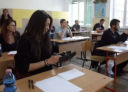 Нова ТВ манипулира с измислен скандал за матурите