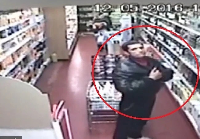Камери заснеха мъж да краде марково уиски от магазин