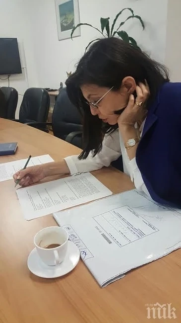 Кунева се справи отлично с матурата за 30 минути