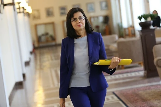 Кунева: МОН допълнително ще разширява правната култура на учениците