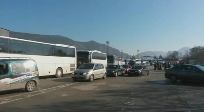 Опашки от автобуси и коли на граничните пунктове „Калотина” и \