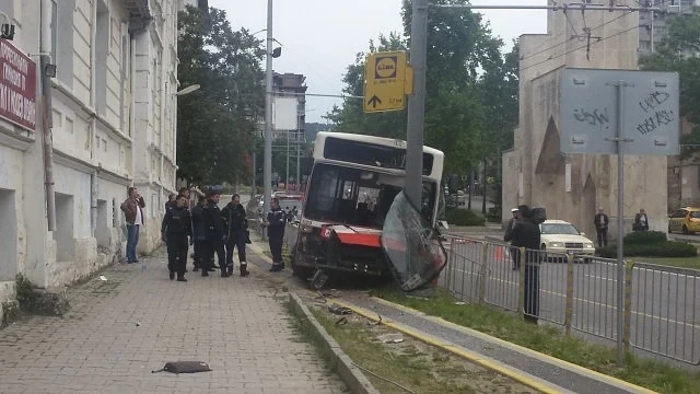Автобус се вряза в стълб във Варна, има ранени 