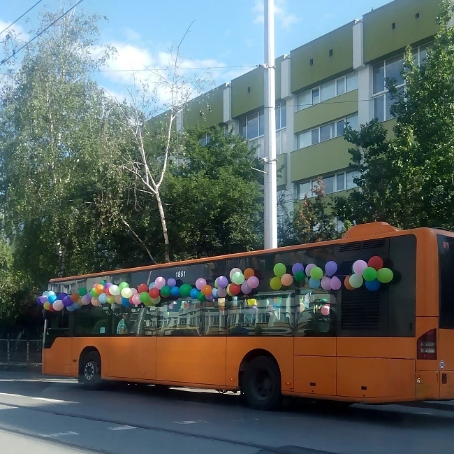 Нова мода! С автобус на бал! (СНИМКИ)