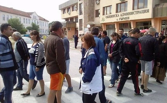Протест пред общината в Гърмен