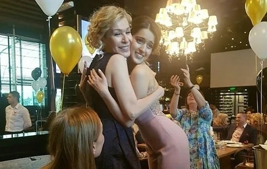 Гала отпразнува абитуриентския бал на дъщеря си (СНИМКИ) 