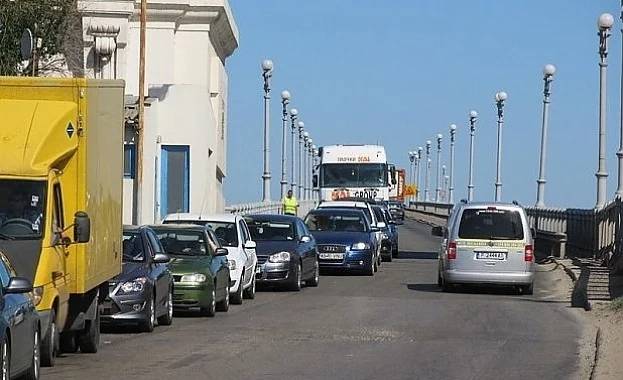 Временно не пускат превозни средства на Дунав мост към България