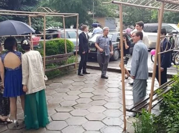 Зарязаният абитуриент стана хит в мрежата 
