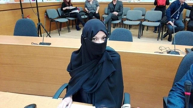 Общинарката с бурка: Съжалявам жените, които са принудени да носят това нещо