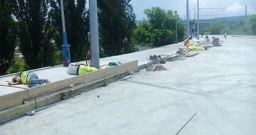  Работници спят на Аспаруховия мост във Варна
