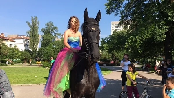 Абитуриентка отиде на бала с кон