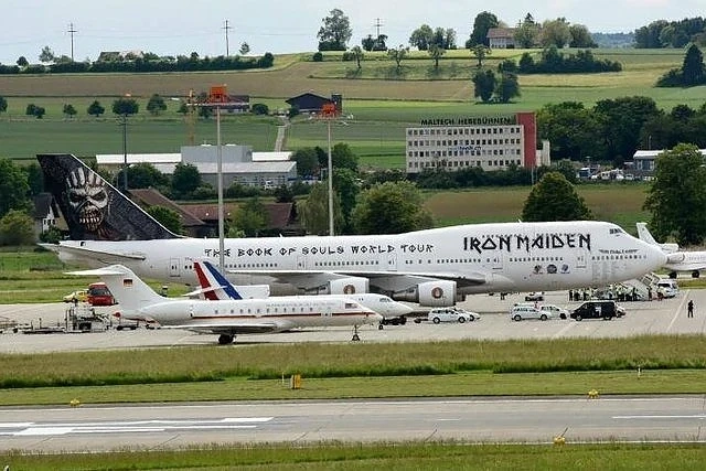 Заснеха самолетите на Меркел, Оланд и Iron Maiden наредени един до друг