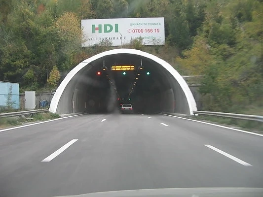 Ограничават движението в тунел \