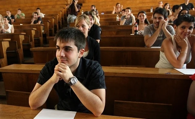 Кандидатстудентите на изпит по химия и журналистика в СУ