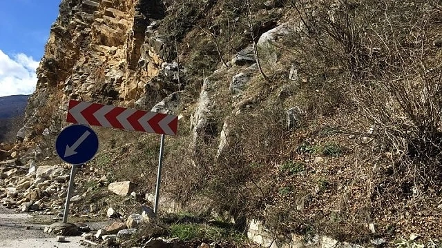 Има срутване на камъни и земна маса от хълма Трапезица