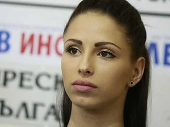 Цветелина е направила опит да се самоубие с нож 
