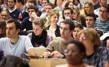 Вдигнаха таксите на българските студенти във Великобритания 