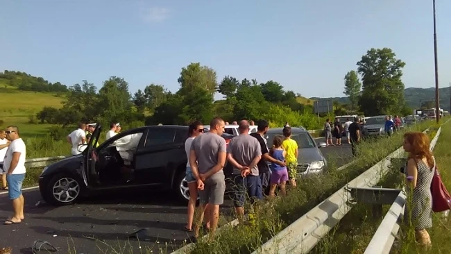 Верижна катастрофа с 5 автомобила край Благоевград затапи движението