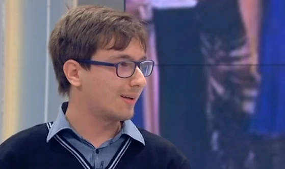 Платиха морето на абитуриента със синия костюм