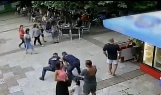 Полицаи унижиха инвалид и го влачиха по пода (СНИМКА)