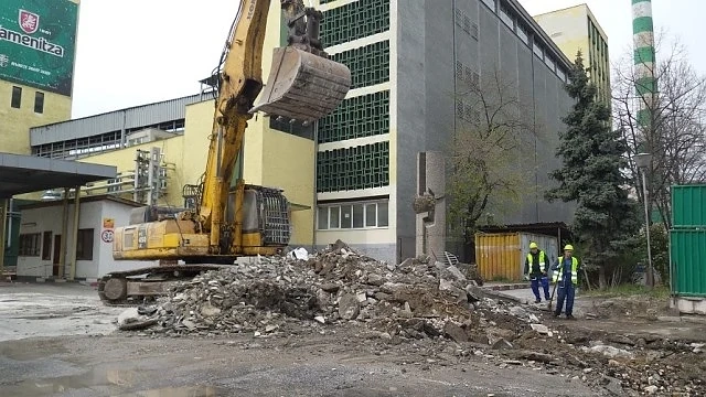 Събарят фабриката на \