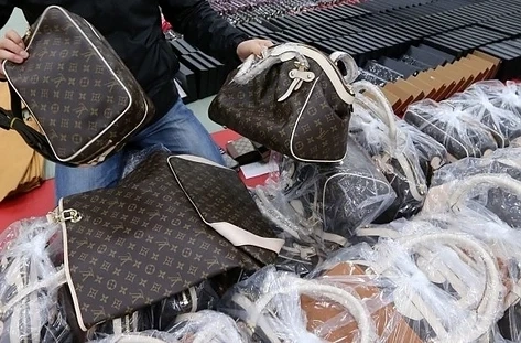 Погнаха бутици в Бургас за стоки ментета