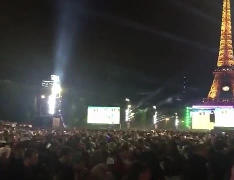 Фойерверки предизвикаха паника във фен зоната в Париж