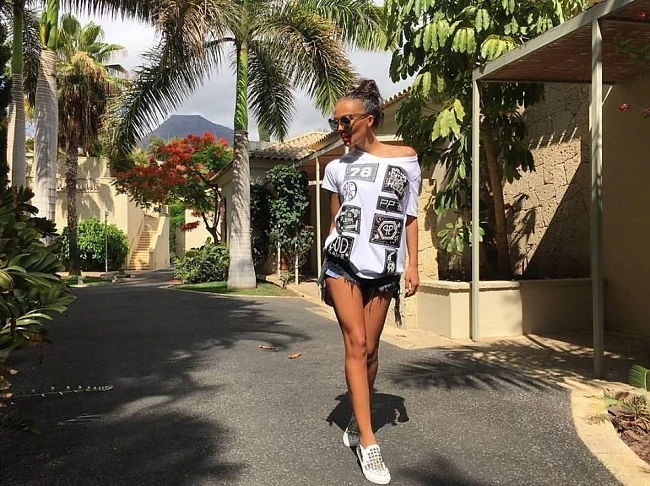 Николета лъсна гола в джакузи (СНИМКА)