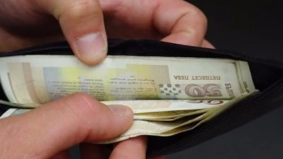Шивачки от Кюстендил: Взимаме мизерни заплати от 300 лева на месец!
