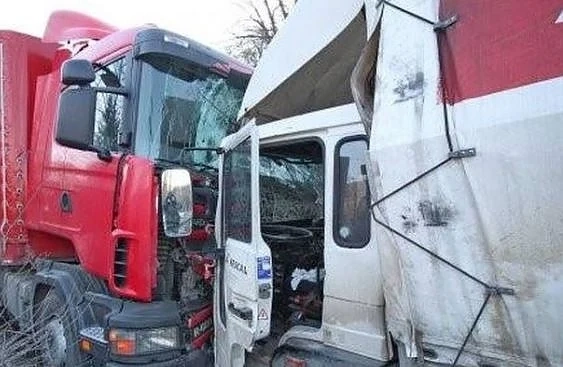Два ТИР-а се удариха челно край Пловдив, има загинал