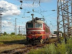 Гол мъж маха на влаковете край жп линия