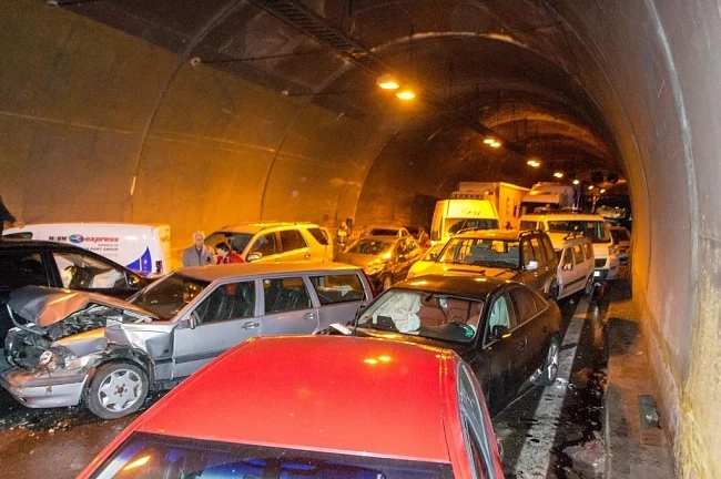 Обвиняват двама за верижната катастрофа в тунела \