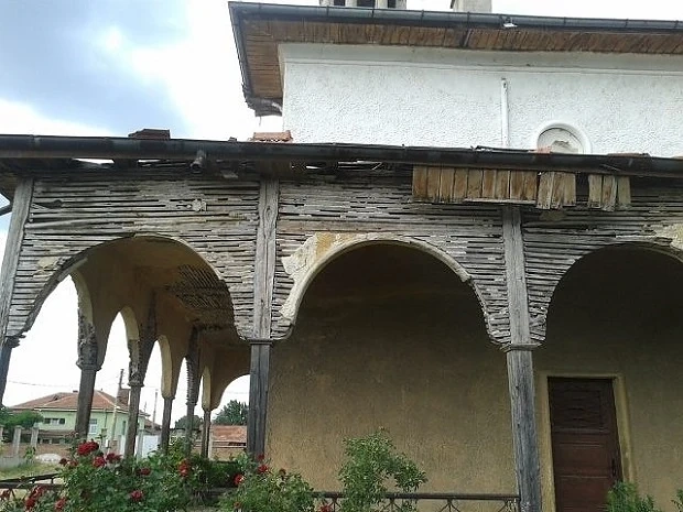 Свещеник организира фолк концерт, за да спаси църквата 