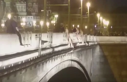 Младежи скочиха голи от мост в центъра на Москва 